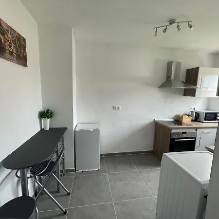 Perfekte 1,5 Zentral In Gegenüber Einkaufzentrum Leonberg